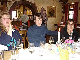 Angelika, Rainer und Melanie beim Wein