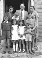 Familie in Hugstetten hinter dem Haus 1955 mit Elisabeth Pfeiffer aus Brombach