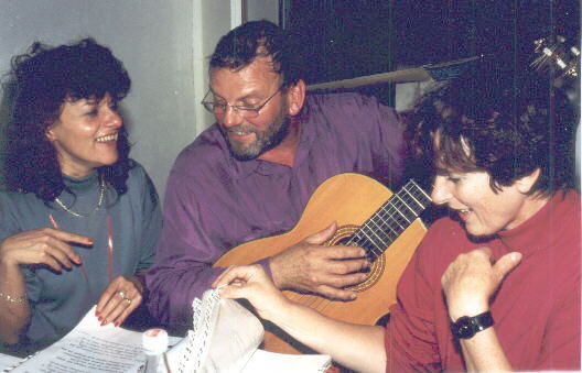 Erika, Bernhard und Karin blttern im groen Buch