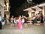 Frauen tanzen mit der Braut
